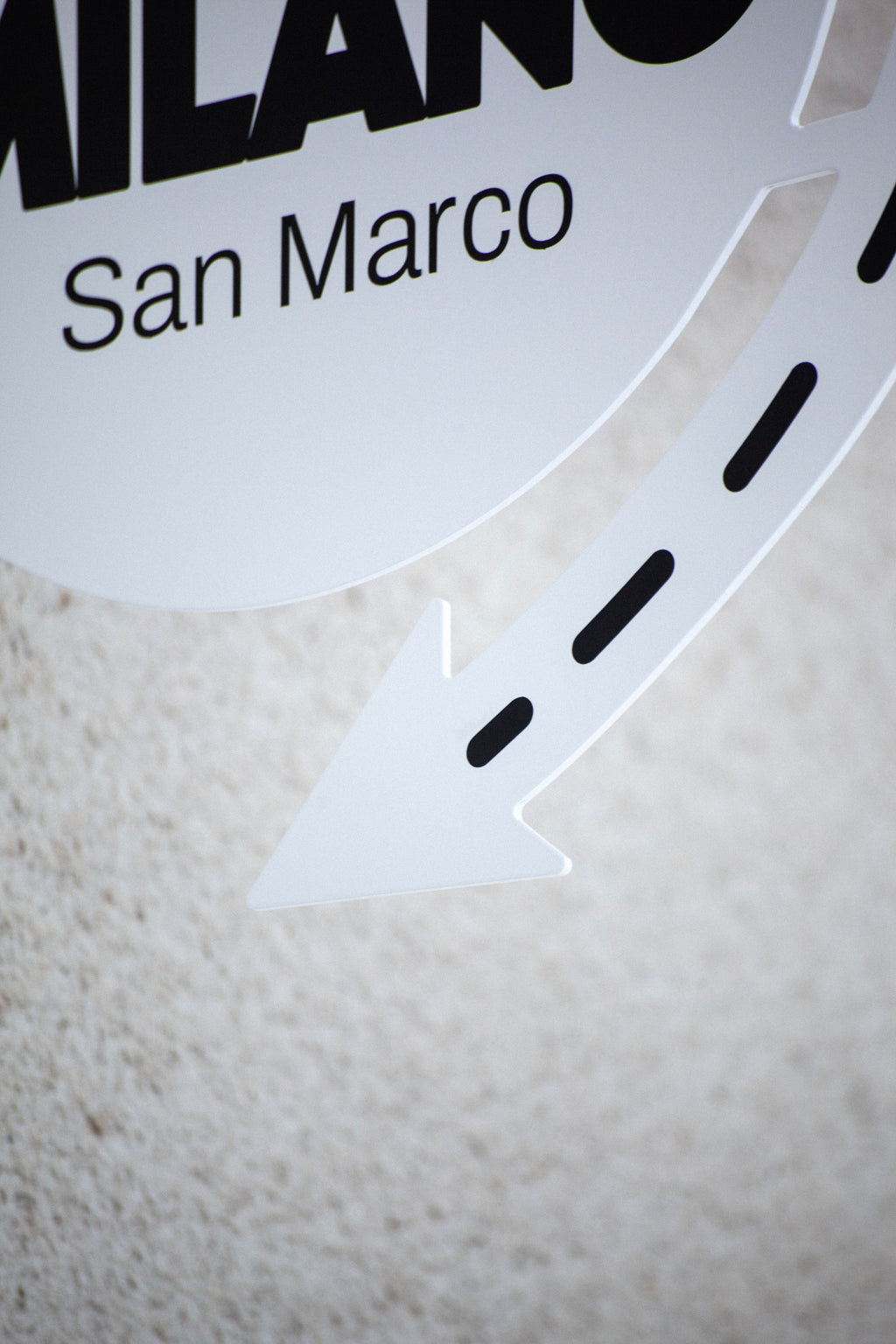 Round sign with arrow