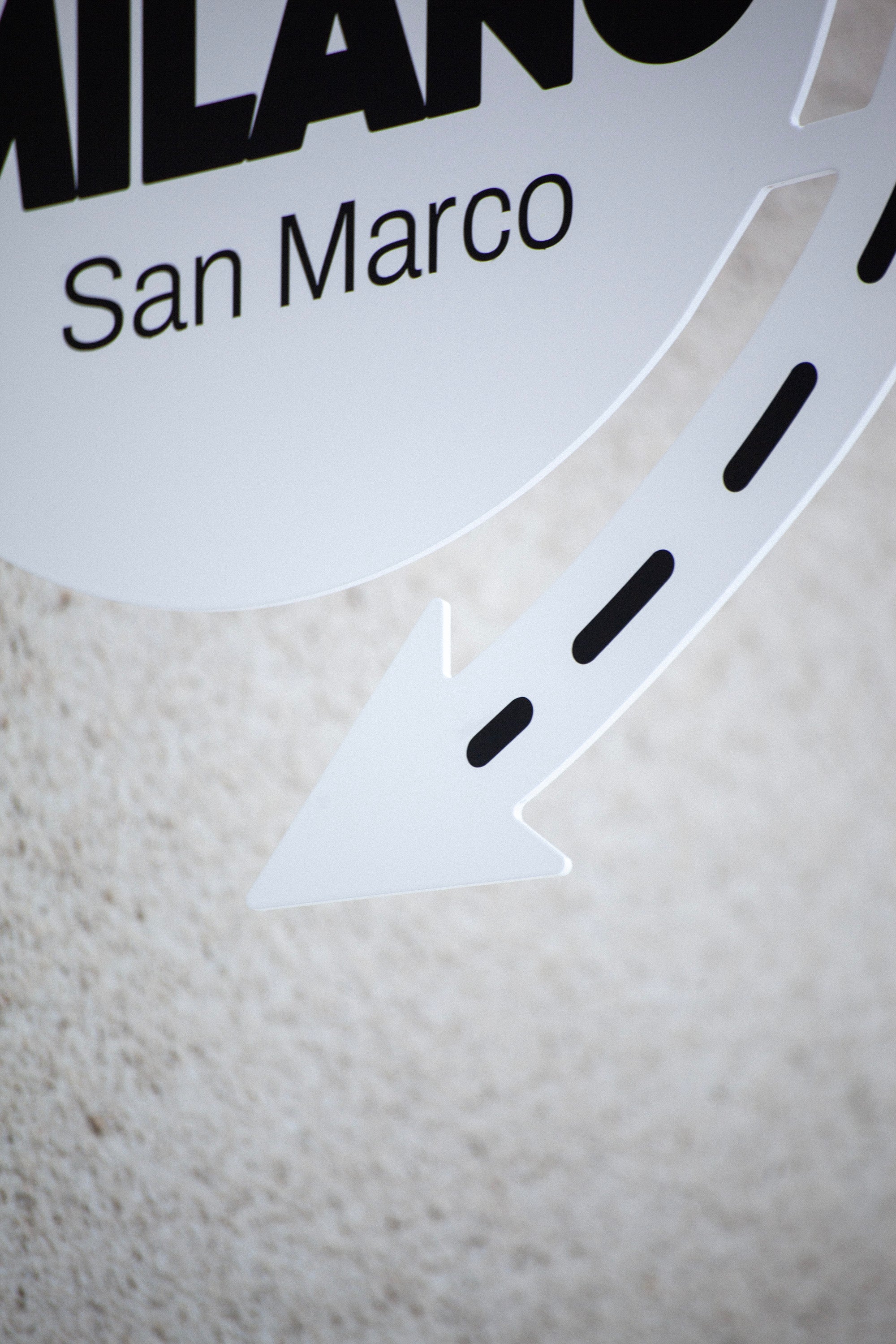 Round sign with arrow