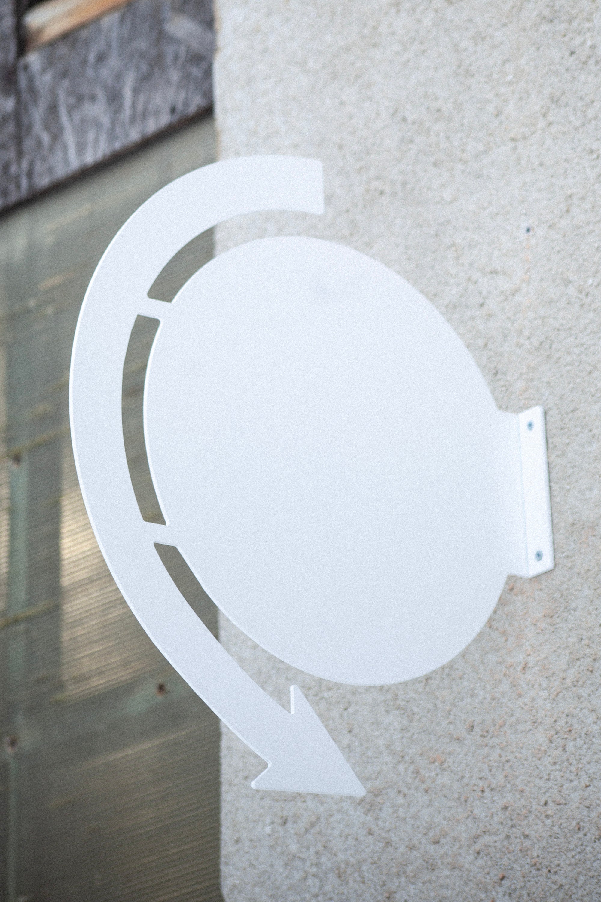 Round sign with arrow