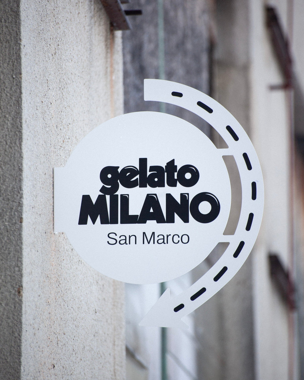 Round sign with arrow