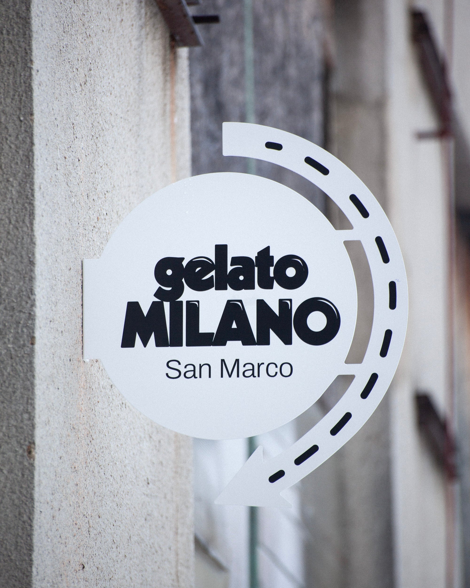 Round sign with arrow