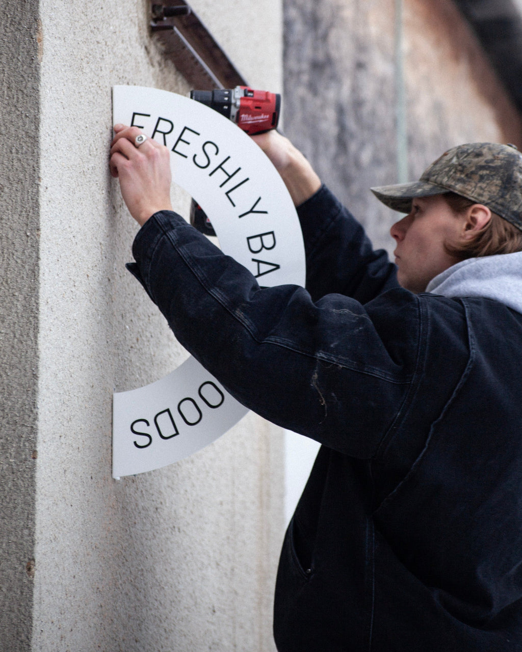 Rainbow-shaped blade sign