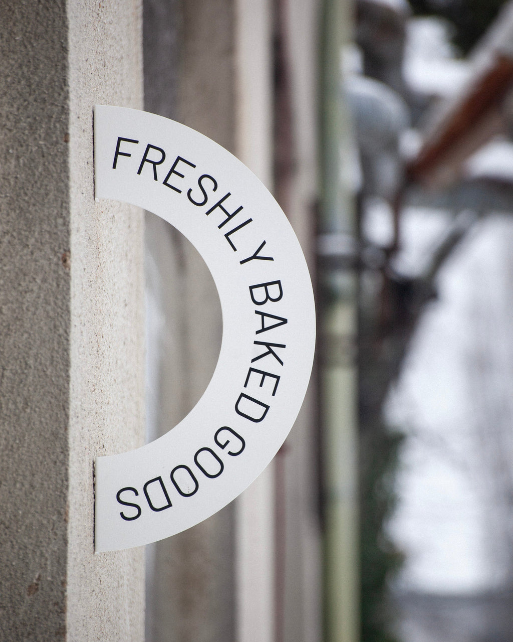 Rainbow-shaped blade sign