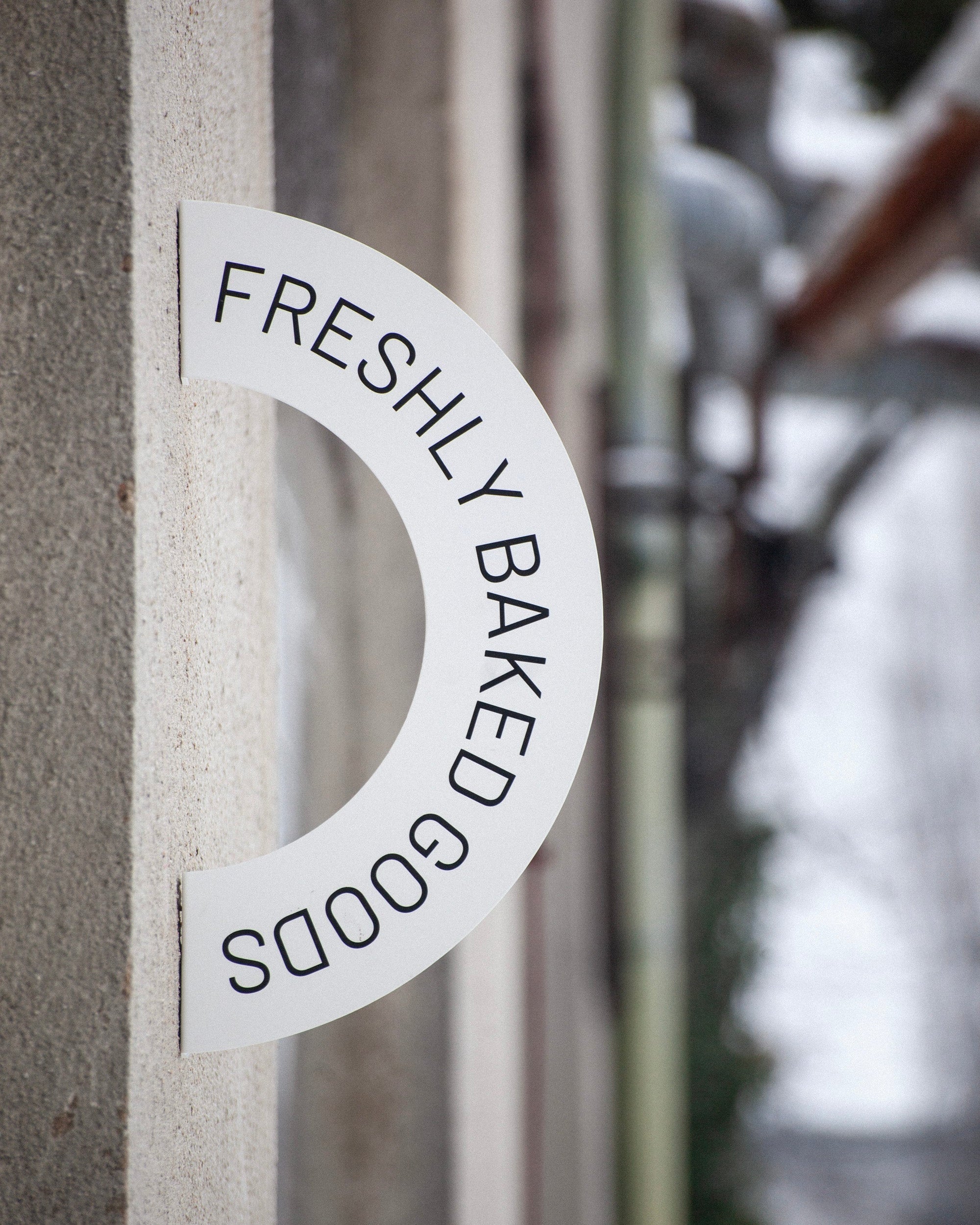 Rainbow-shaped blade sign