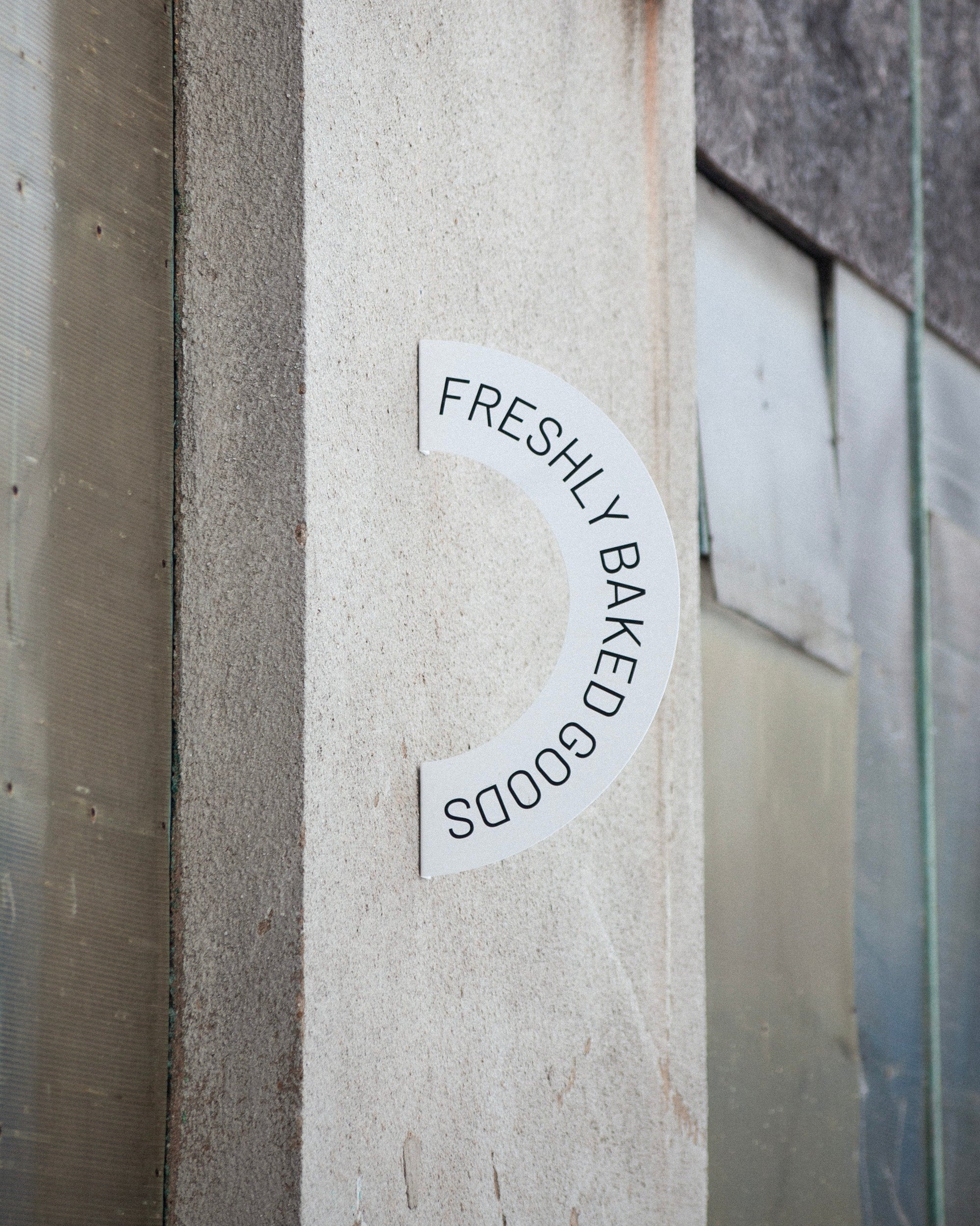 Rainbow-shaped blade sign