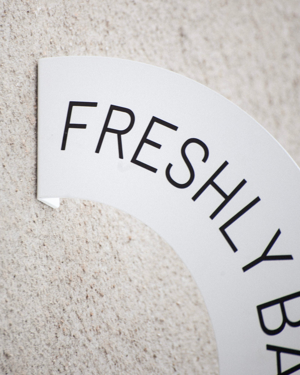 Rainbow-shaped blade sign