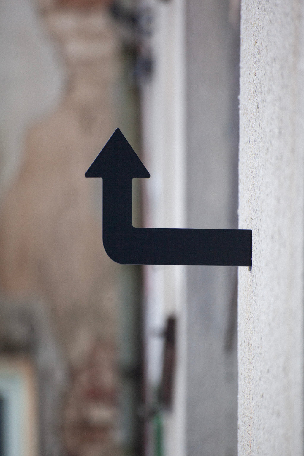 Directional arrow sign