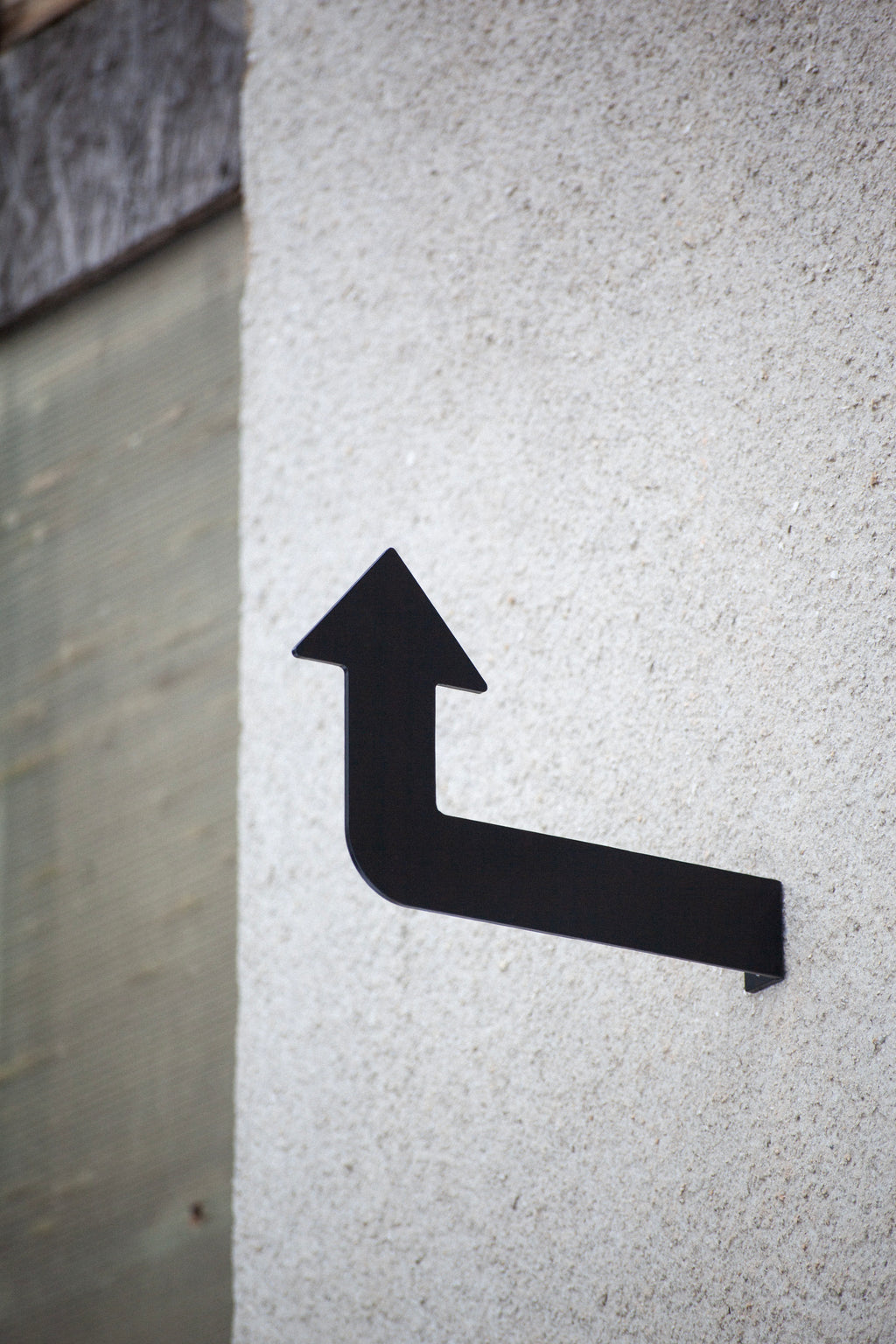 Directional arrow sign