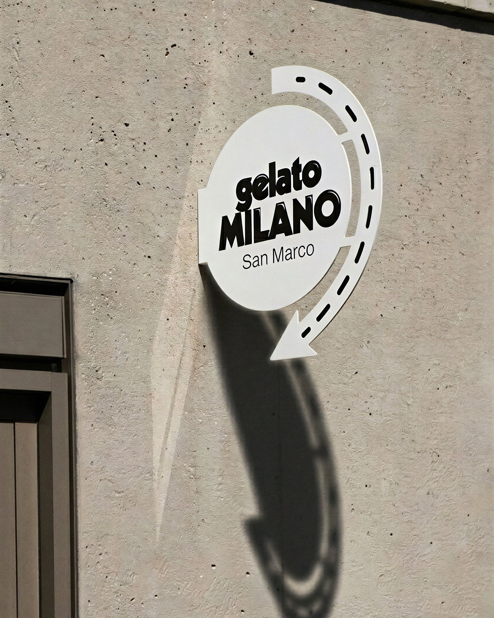 Round sign with arrow
