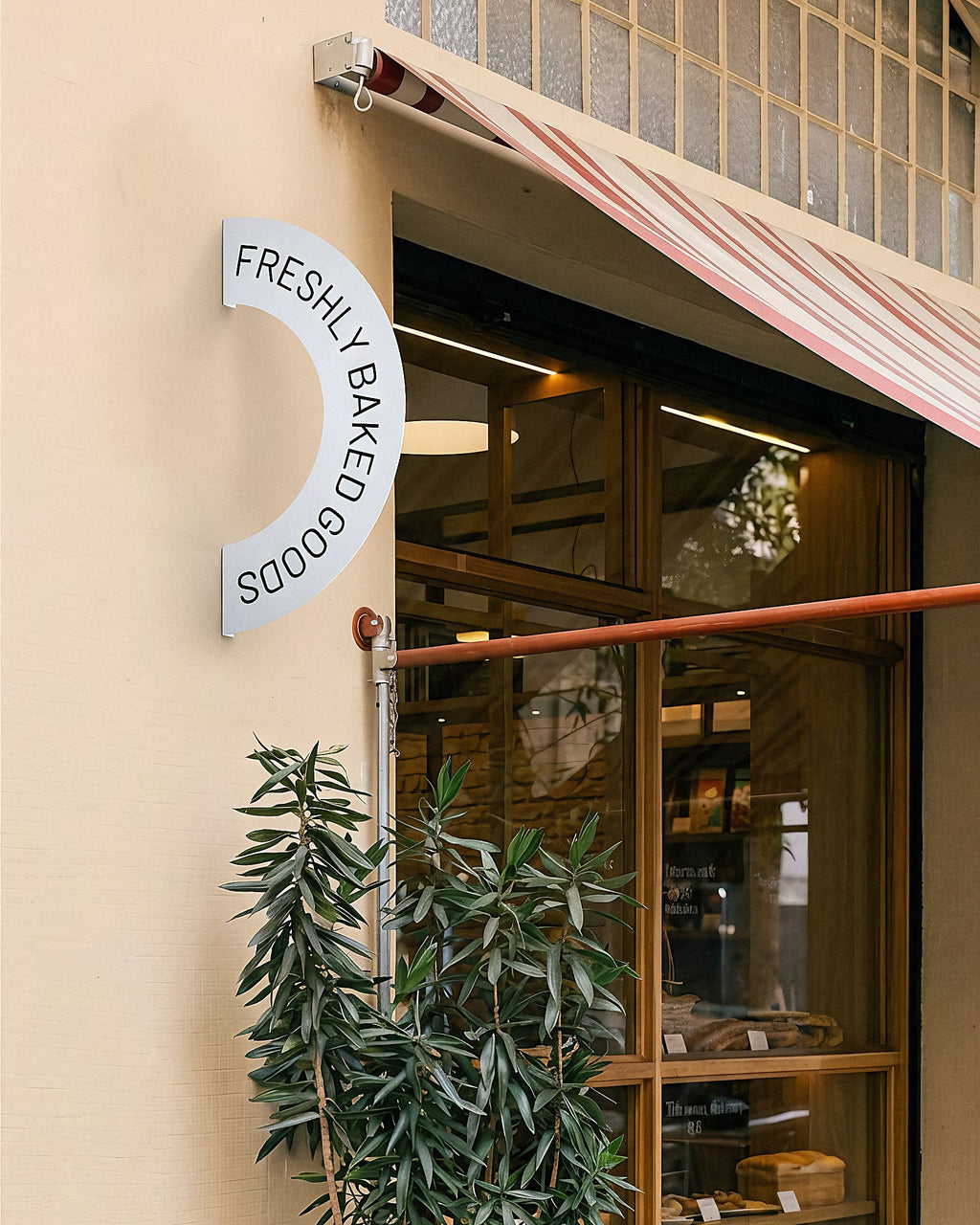 Rainbow-shaped blade sign