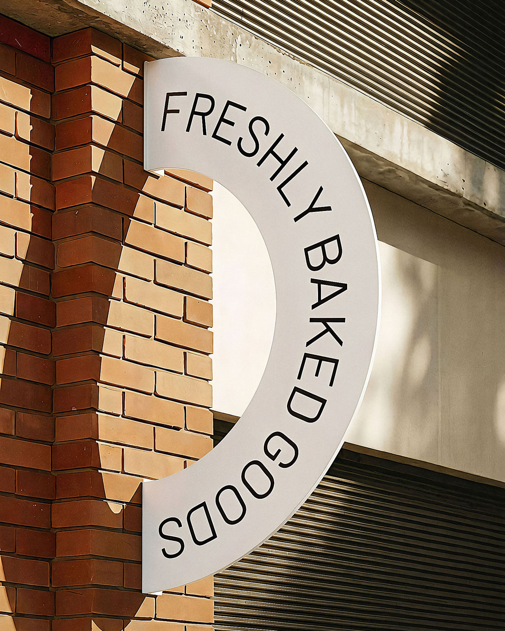 Rainbow-shaped blade sign