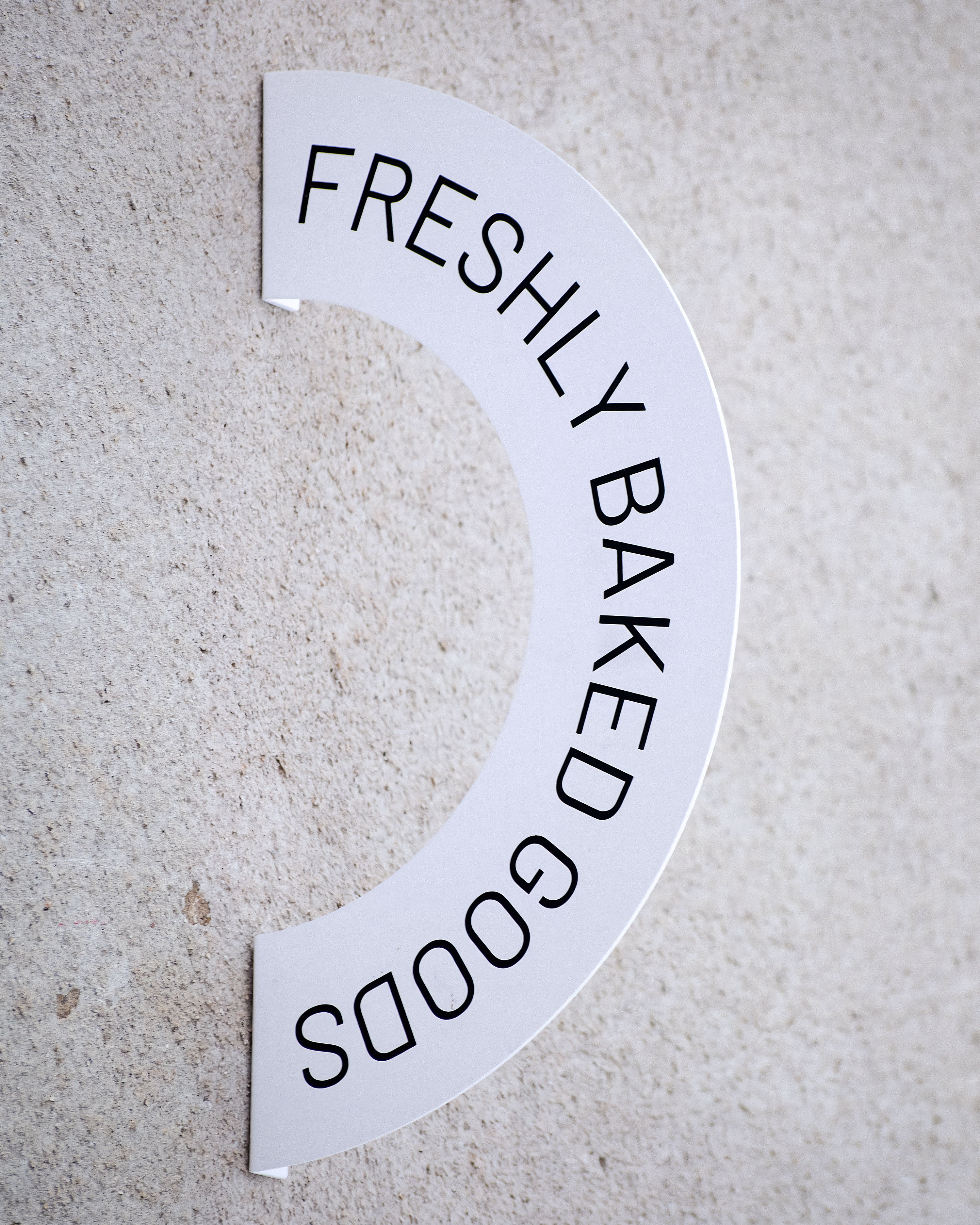Rainbow-shaped blade sign
